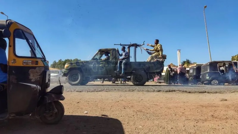 AFP VIA GETTY | لا تزال المعارك مستمرة بين قوات الجيش وقوات الدعم السريع في السودان