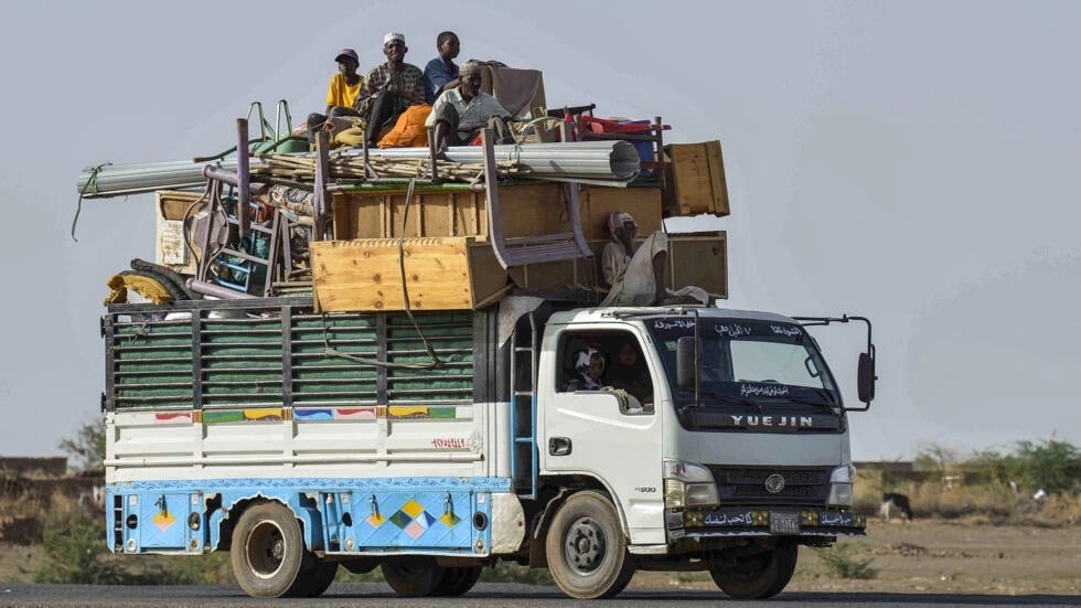 شاحنة صغيرة تنقل أشخاصا وحاجيات على الطريق بين العاصمة السودانية الخرطوم ومدينة ود مدني في صورة مؤرخة 22 حزيران/يونيو 2023