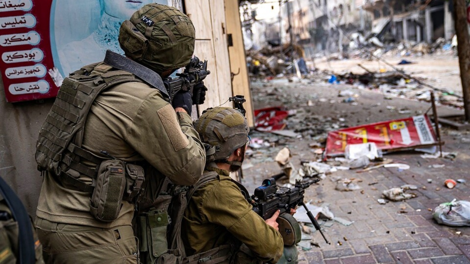 صورة نشرها الجيش الإسرائيلي في 22 ديسمبر 2023 تظهر جنوداً يعملون في قطاع غزة، وسط معارك مستمرة بين إسرائيل وحركة حماس الفلسطينية