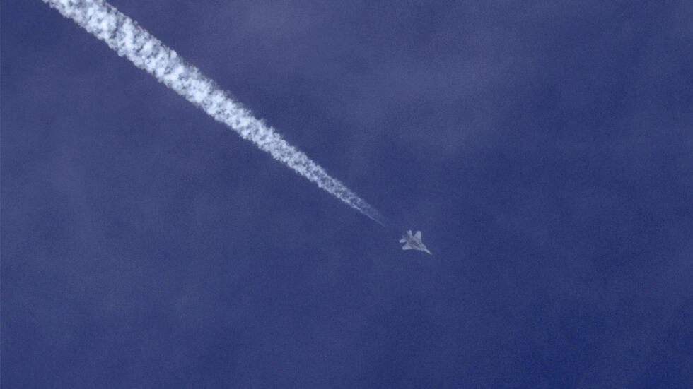 مقاتلة إسرائيلية في سماء المنطقة الحدودية مع لبنان في 13 ديسمبر 2023