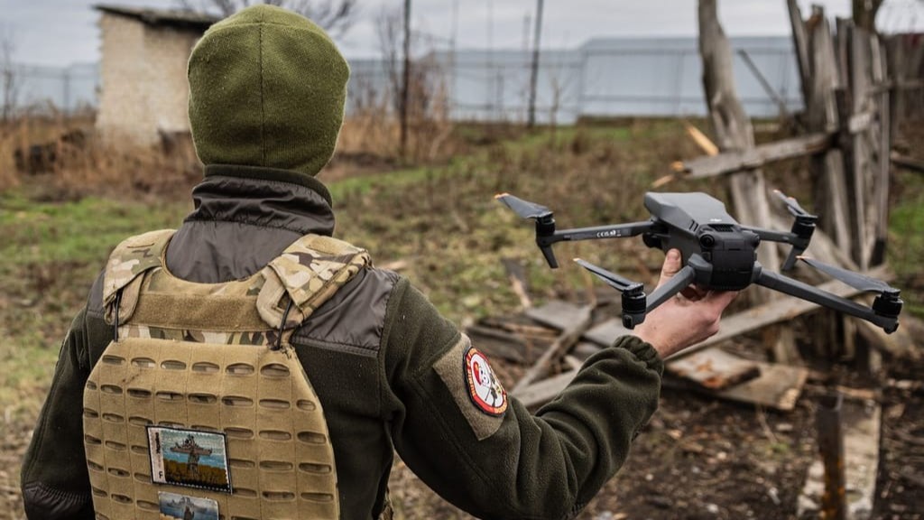 جندي أوكراني يهم بإطلاق مسيرة استكشافية فوق المواقع الروسية في بلاده