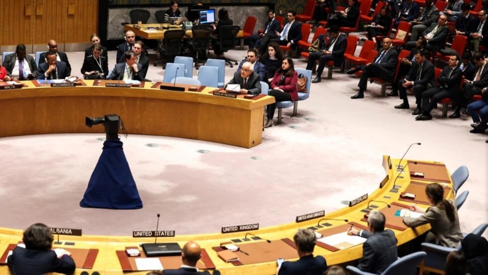 السفير الفلسطيني لدى الأمم المتحدة رياض منصور يتحدث خلال اجتماع لمجلس الأمن التابع للأمم المتحدة بشأن غزة في مقر الأمم المتحدة في نيويورك في 8 ديسمبر 2023