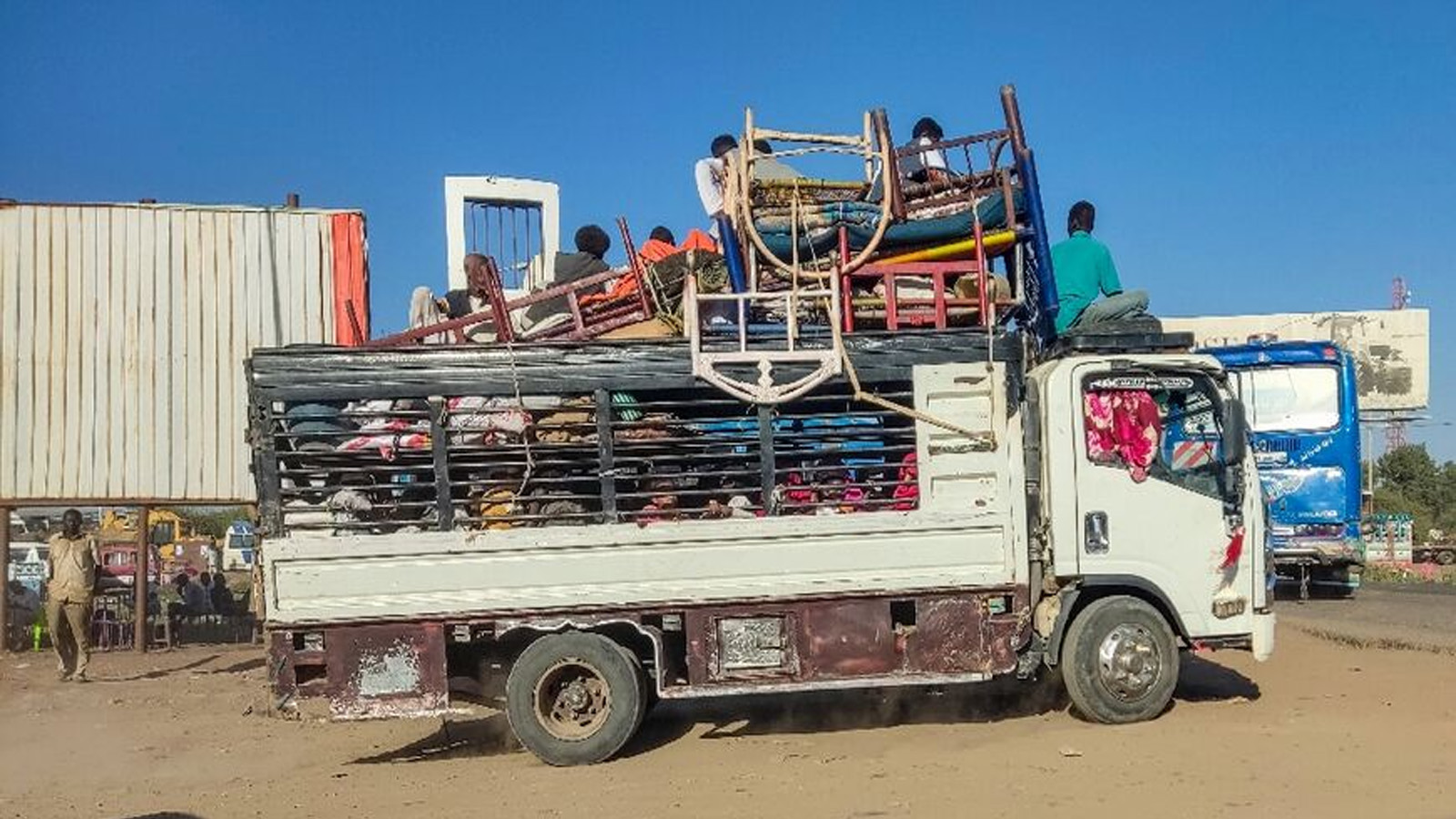 آلاف السودانيين يسلكون طريق النزوح من جديد