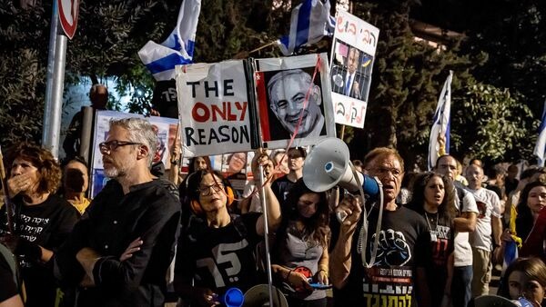 متظاهرون إسرائيليون يطلقون شعارات ضد رئيس الوزراء بنيامين نتنياهو خلال مظاهرة تناهضة للحكومة في القدس في 4 نوفمبر 2023 وسط الحرب المستمرة بين إسرائيل وحماس