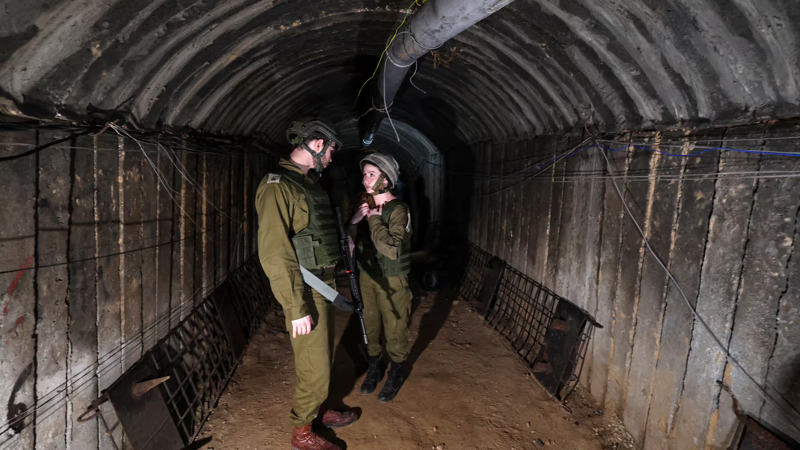 جنديان إسرائيليان في نفق يُعرض من قبل جيش الدفاع الإسرائيلي كأكبر نفق لحركة حماس