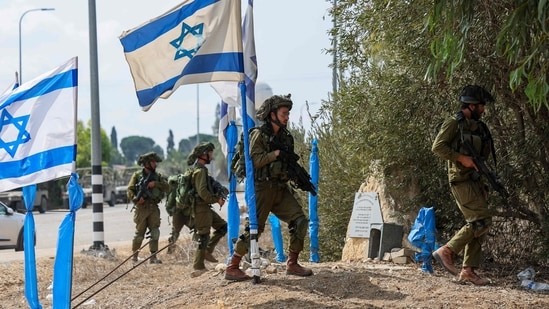 جنود إسرائيليون يقومون بدورية في منطقة كفار عزة جنوب إسرائيل على الحدود مع قطاع غزة