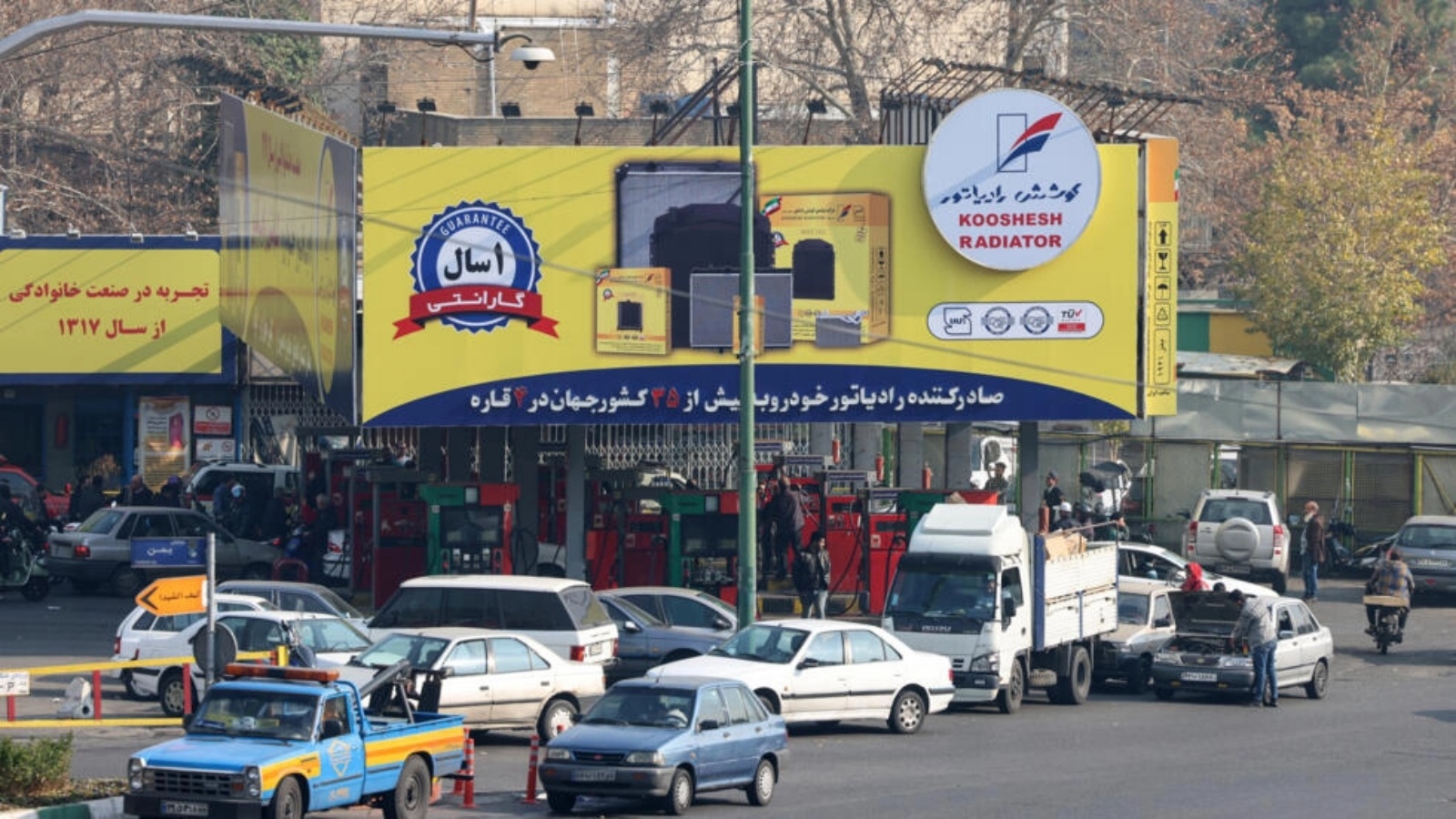 سيارات تنتظر أمام محطة وقود في طهران في 18 ديسمبر 2023