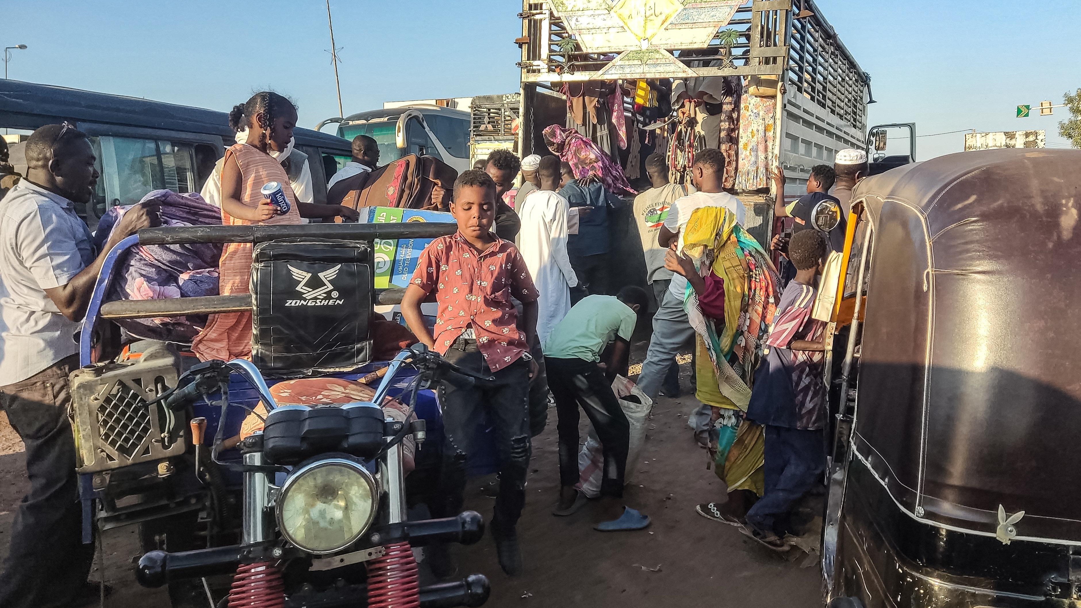 نازحون فارون من ود مدني في ولاية الجزيرة السودانية يصلون إلى القضارف شرق البلاد في 19 كانون الأول/ديسمبر 2023