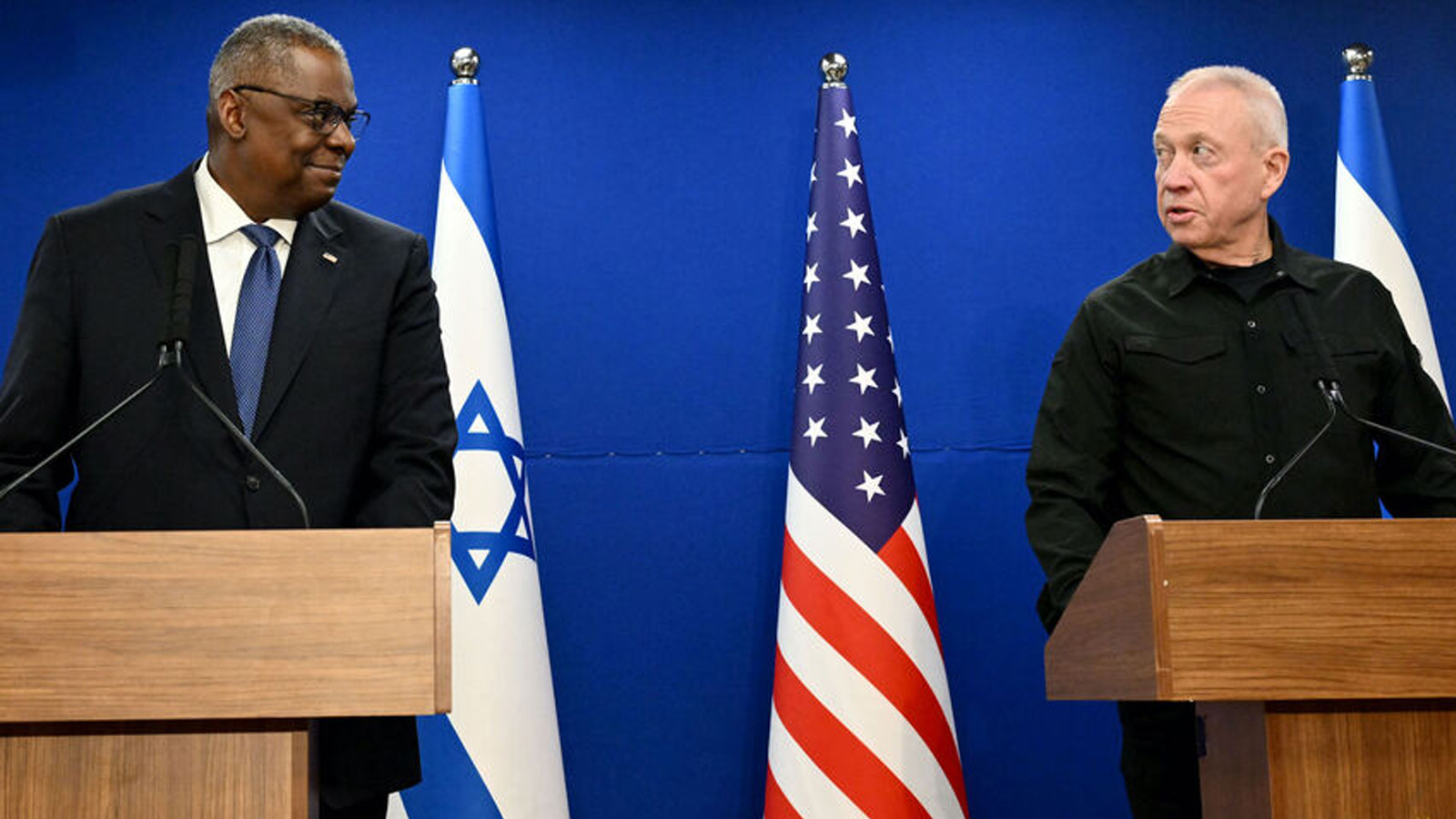 وزير الدفاع الأميركي لويد أوستن (يسار) ووزير الدفاع الإسرائيلي يوآف جالانت يعقدان مؤتمرًا صحفيًا مشتركًا في تل أبيب. إسرائيل، 18 ديسمبر(كانون الأول) 2023