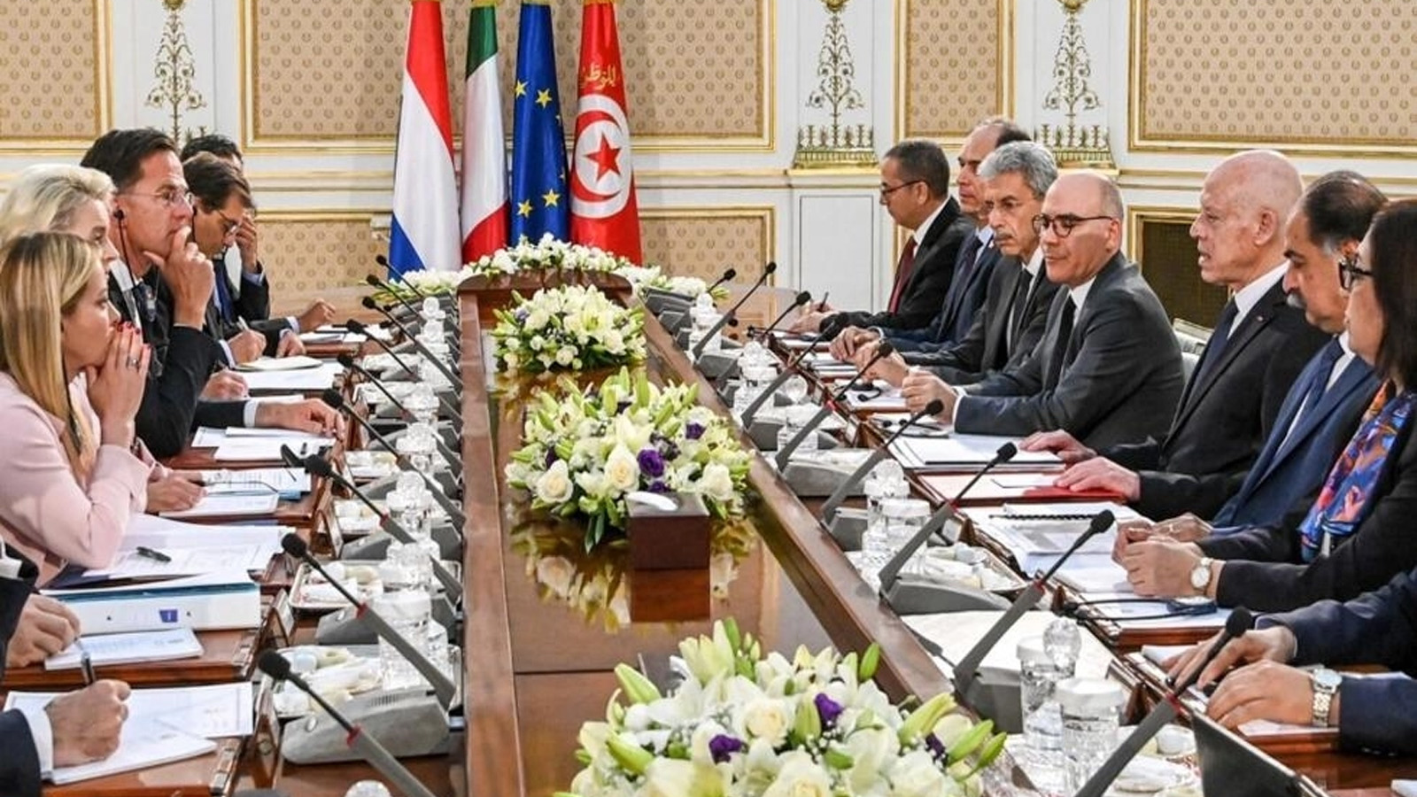 صورة قدمتها الخدمة الصحفية للرئاسة التونسية للرئيس التونسي قيس سعيد (الثالث إلى اليمين) إلى جانب مسؤولين تونسيين في اجتماع مع وفد أوروبي يضم رئيسة الوزراء الإيطالية جيورجيا ميلوني (يسار)، ورئيسة المفوضية الأوروبية أورسولا فون دير لاين (الثانية إلى اليسار)، رئيس الوزراء الهولندي مارك روته (الثالث من اليسار) في قصر قرطاج في 11 يونيو(تموز) 2023