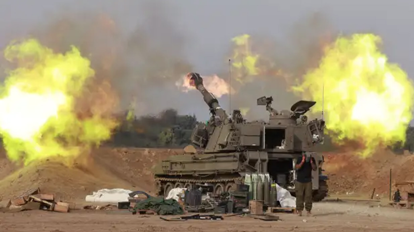مدفع هاوتزر ذاتي الدفع تابع للجيش الإسرائيلي يطلق قذائف من موقع بالقرب من الحدود مع قطاع غزة في جنوب إسرائيل. 7 ديسمبر(كانون الاول) 2023.