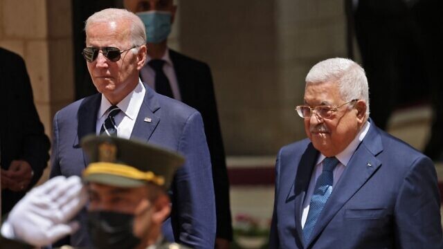 الرئيس الأميركي جو بايدن (يسار) يستقبله رئيس السلطة الفلسطينية محمود عباس في بيت لحم بالضفة الغربية، 15 يوليو، 2022