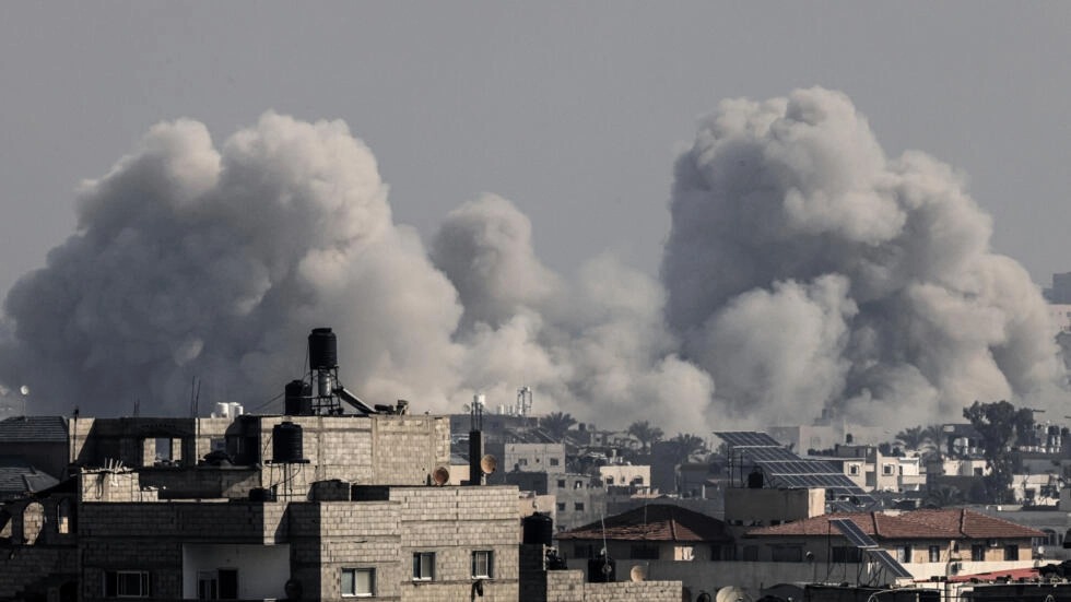 دخان متصاعد جراء غارات إسرائيلية على مدينة خان يونس في 17 اكتوبر 2023