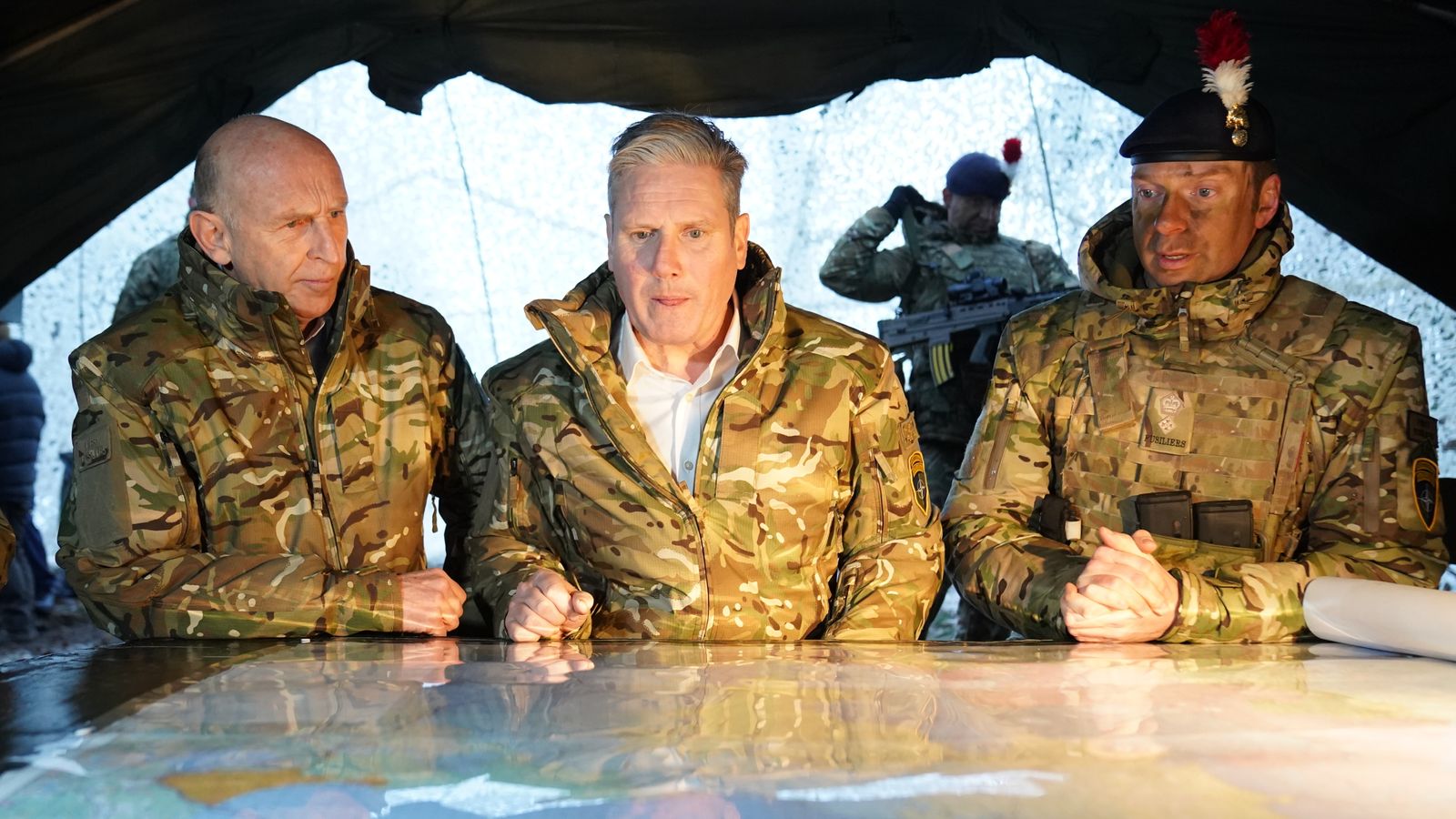 رئيس حزب العمال البريطاني السير كير ستارمر خلال زيارته للقوات البريطانية في قاعدة تابا التابعة لحلف الناتو في إستونيا