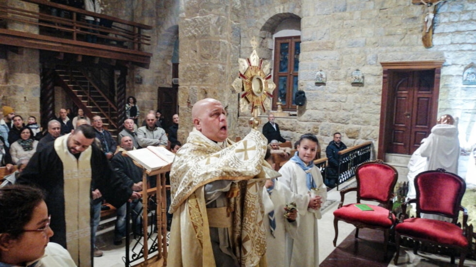 مسيحيون يشاركون في قداس بكنيسة بلدة القليعة بجنوب لبنان في 21 ديسمبر 2023 