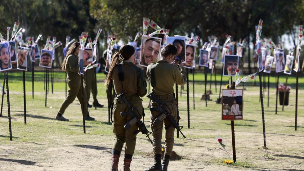 جنود إسرائيليون يقدمون احترامهم للذين قُتلوا أو احتجزوا كرهائن على يد حماس في مهرجان سوبر نوفا الموسيقي