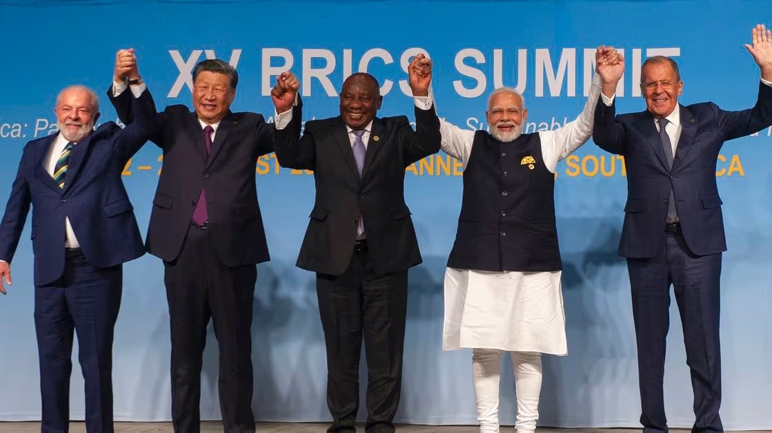 من اليسار إلى اليمين: رئيس البرازيل لويس إيناسيو لولا دا سيلفا، الرئيس الصيني شي جين بينغ، الرئيس الجنوب أفريقي سيريل رامافوسا، رئيس الوزراء الهندي ناريندرا مودي، ووزير الخارجية الروسي سيرغي لافروف في 23 أغسطس 2023