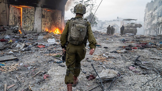 تظهر هذه الصورة المنشورة التي نشرها الجيش الإسرائيلي في 22 ديسمبر 2023، جنديا يعمل في قطاع غزة، وسط معارك مستمرة بين إسرائيل وحركة حماس