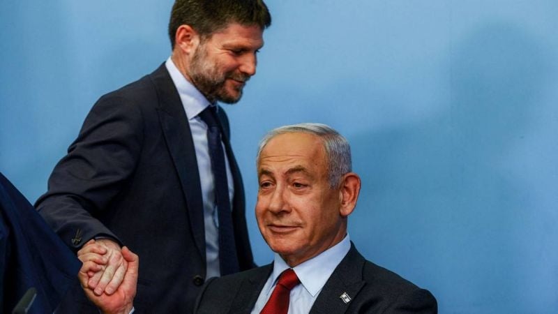 وزير المالية الإسرائيلي بتسلئيل سموتريش واقفًا خلف رئيس الوزراء الإسرائيلي بنيامين نتنياهو