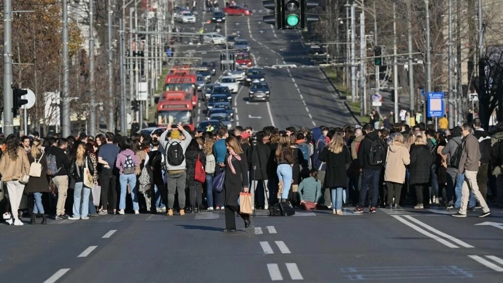 متظاهرون يقفلون شارعاً رئيسياً في وسط بلغراد