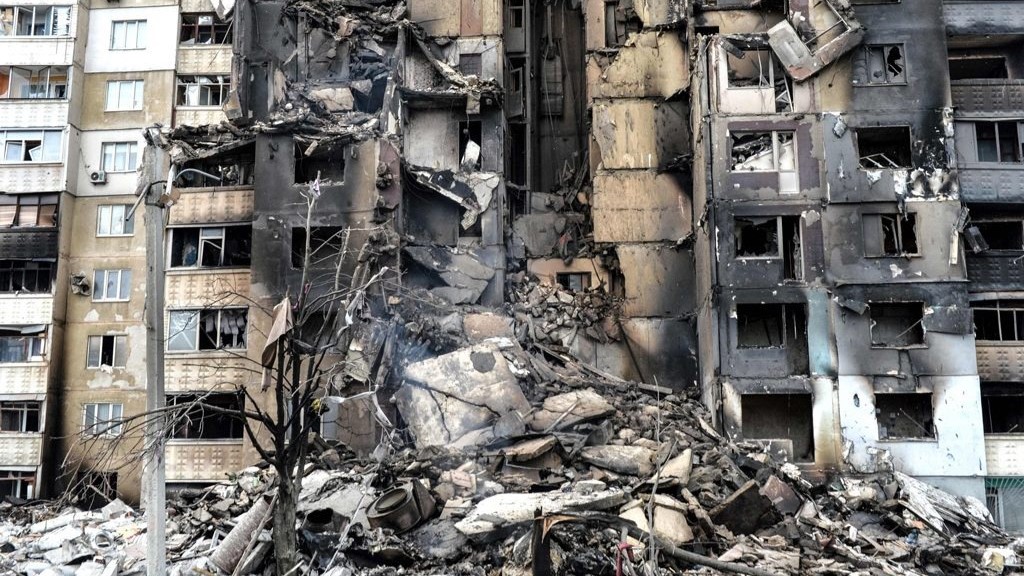 مبنى سكني دمر بعد القصف في اليوم السابق في خاركيف، ثاني أكبر مدينة في أوكرانيا