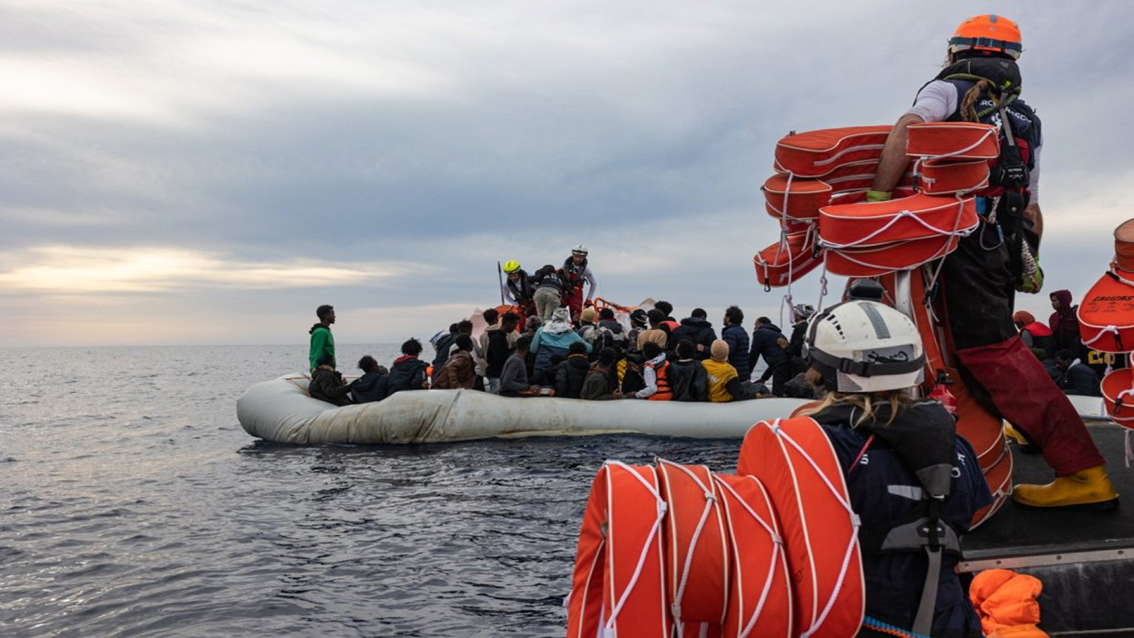 صورة أرشيفية لطاقم السفينة أوشن فايكنغ ينقِذ المهاجرين
