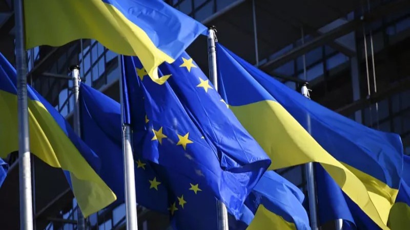 أعلام الاتحاد الأوروبي وأوكرانيا ترفرف خارج البرلمان الأوروبي في ستراسبورغ، فرنسا