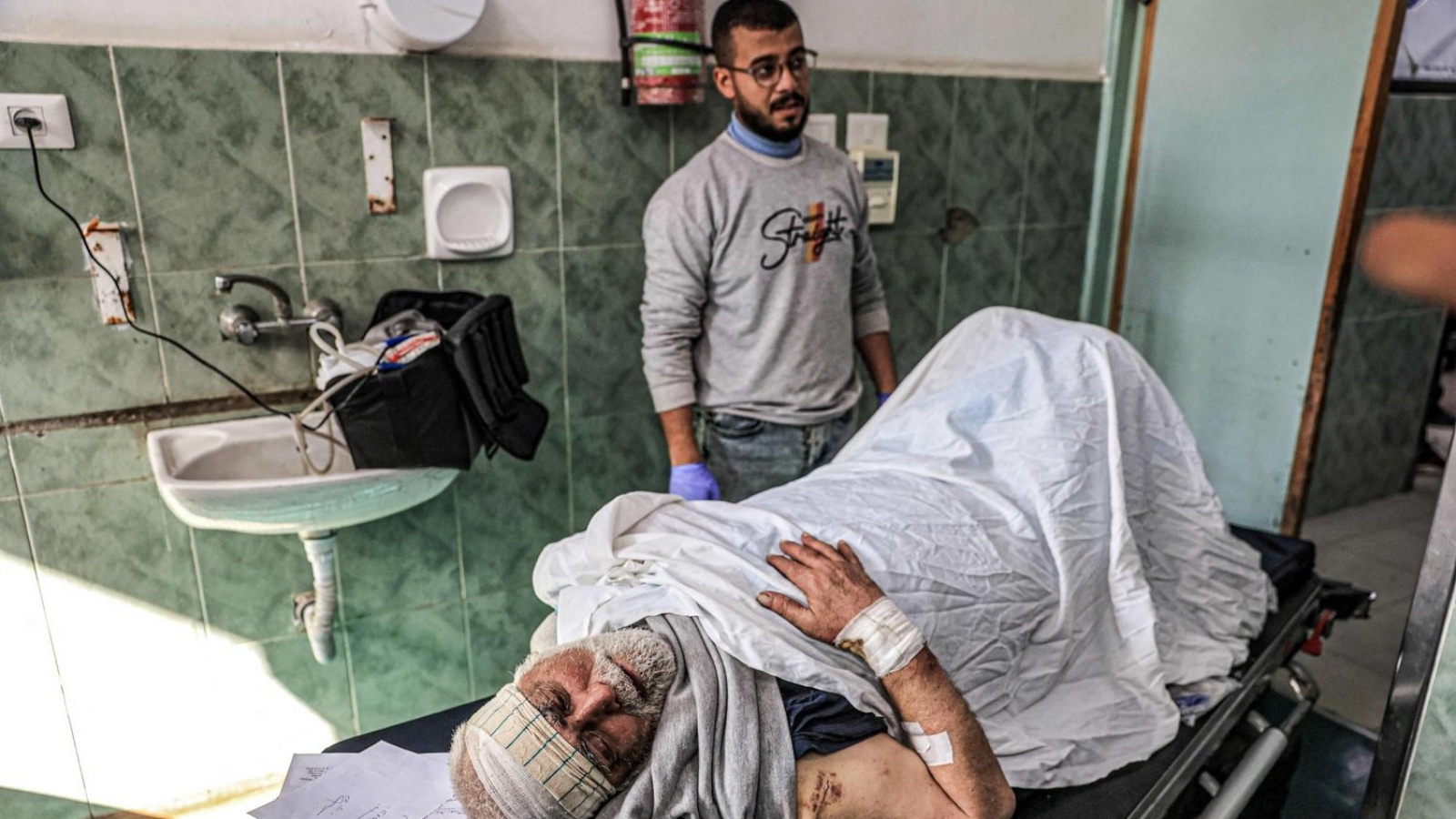 رجل مسن مصاب في مستشفى النجار في مدينة رفح بجنوب القطاع المحاصر
