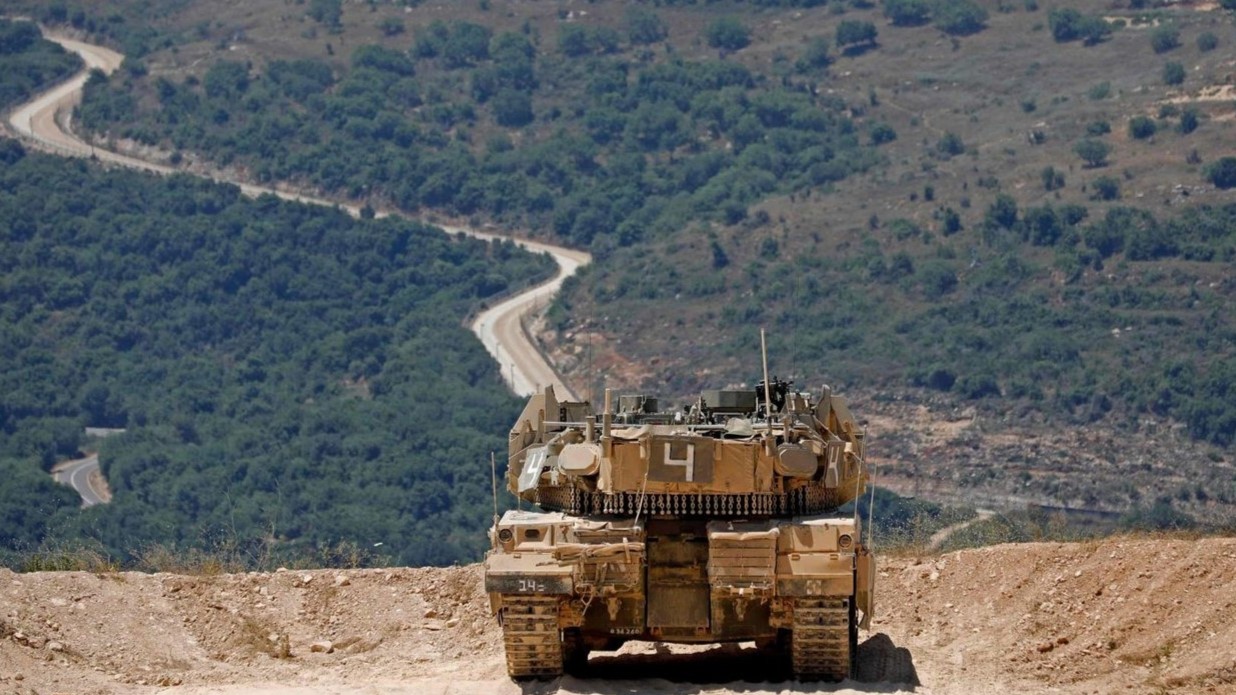 صورة من الأرشيف لدبابة ميركافا إسرائيلية مطلة على الحدود مع لبنان