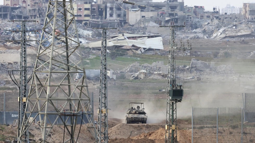مدرعة إسرائيلية عند أطراف قطاع غزة في 24 كانون الأول/ديسمبر 2023