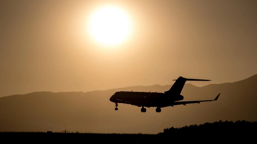 طائرة خاصة تحط عند غروب الشمس في مطار جنيف في الثاني من تشرين الأول/أكتوبر 2023