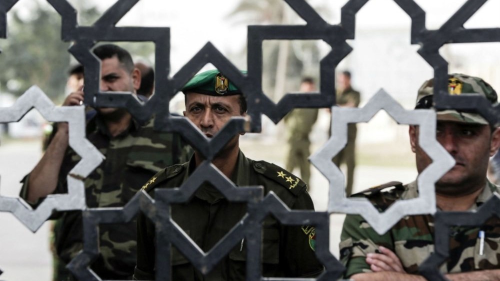 صورة من الأرشيف لضابط أمن موالٍ لحماس في قطاع غزة، يقف عند معبر رفح على الحدود مع مصر