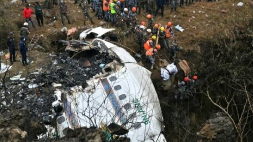 عناصر إنقاذ يسحبون جثة ضحية من ضحايا تحطم طائرة تابعة لخطوط ييتي الجوية في بوخارا في النيبال في 16 كانون الثاني/يناير 2023