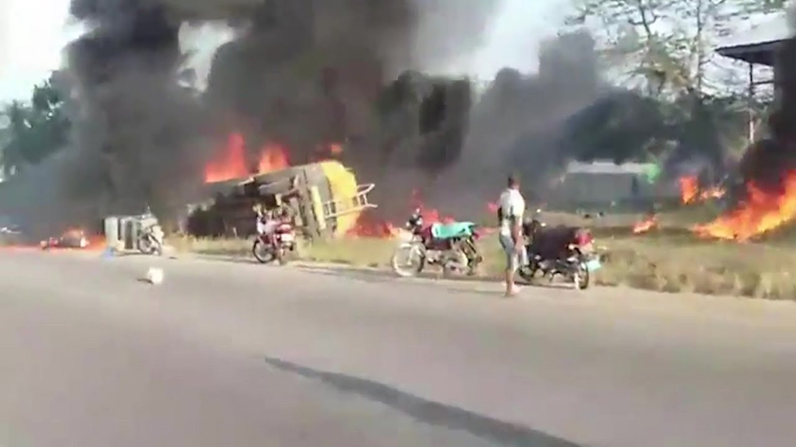 15 قتيلاً جرّاء انفجار شاحنة صهريج في ليبيريا