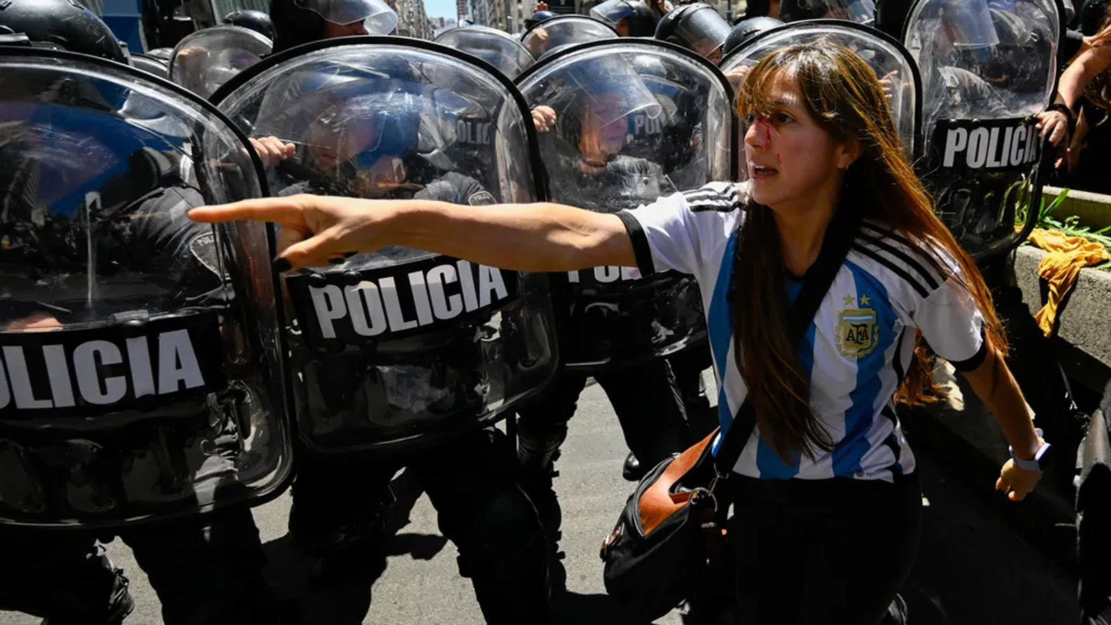 متظاهرة معارضة للرئيس الجديد خافيير ميلي في الأرجنتين. 27 ديسمبر(كانون الأول) 2023