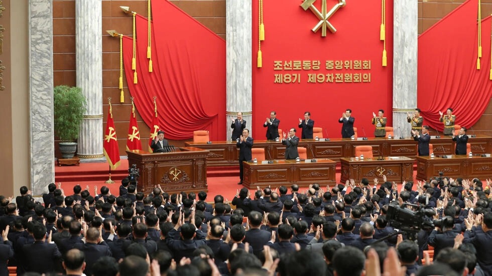الزعيم الكوري الشمالي كيم جونغ أون (يسار) خلال اليوم الثاني من الاجتماع السنوي للجنة المركزية لحزب العمال الحاكم في مقر اللجنة في بيونغ يانغ في صورة التقطت في 27 كانون الأول/ديسمبر 2023 ونشرتها وكالة الأنباء الرسمية الكورية الشمالية في اليوم التالي