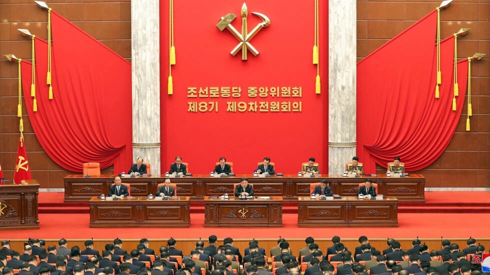 الزعيم الكوري الشمالي كيم جونغ-أون (وسط) خلال الجلسة العامة للجنة المركزية لحزب العمال الكوري في بيونغ يانغ في 26 ك1/ديسمبر 2023