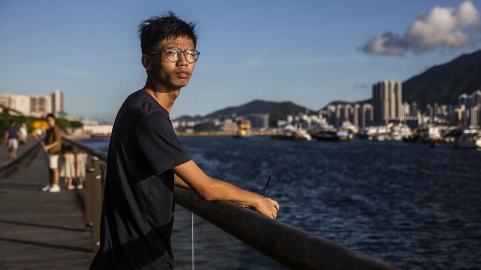 الناشط الديمقراطي في هونغ كونغ، توني تشونغ، الذي سُجِنَ بموجب قانون الأمن القومي يفرّ إلى المملكة المتحدة لطلب اللجوء