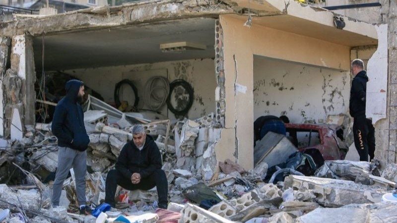 رجال يتفقدون أنقاض مبنى في بنت جبيل في جنوب لبنان بالقرب من الحدود مع إسرائيل، بعد القصف الإسرائيلي في الليلة السابقة، في 27 ديسمبر 2023، وسط التوترات المستمرة عبر الحدود مع استمرار القتال بين إسرائيل ومسلحي حماس في غزة