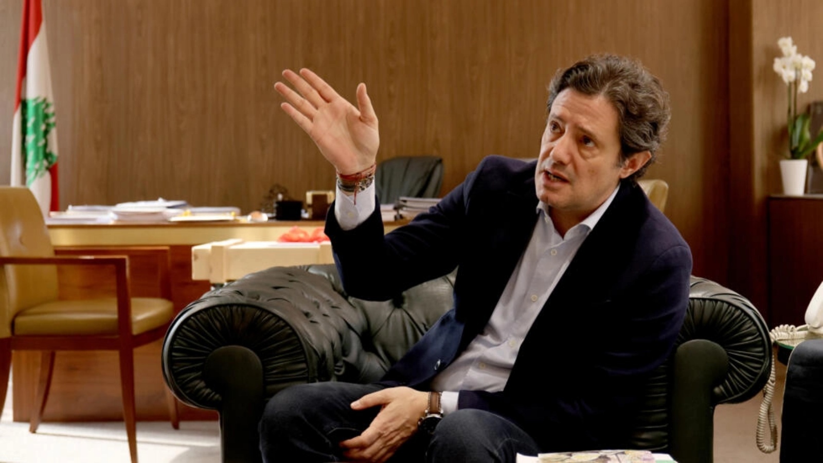 وزير الإعلام اللبناني زياد المكاري في مكتبه في بيروت في 29 ديسمبر 2023 