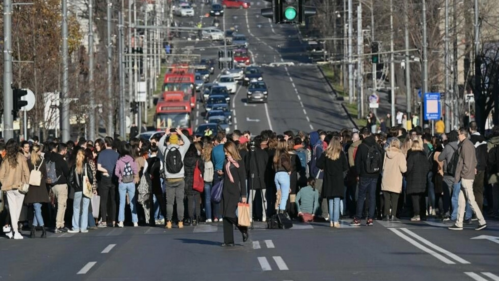 مئات من المتظاهرين يغلقون الشارع في وسط بلغراد حيث تقع وزارة الإدارة العامة