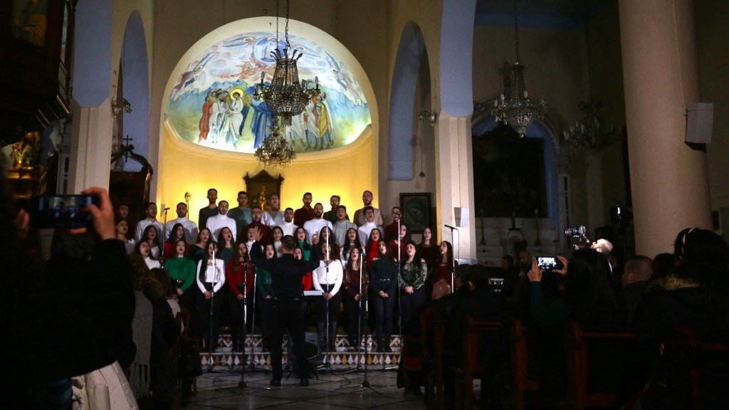 ترانيم ميلادية في كنيسة سورية من دون مظاهر احتفالية