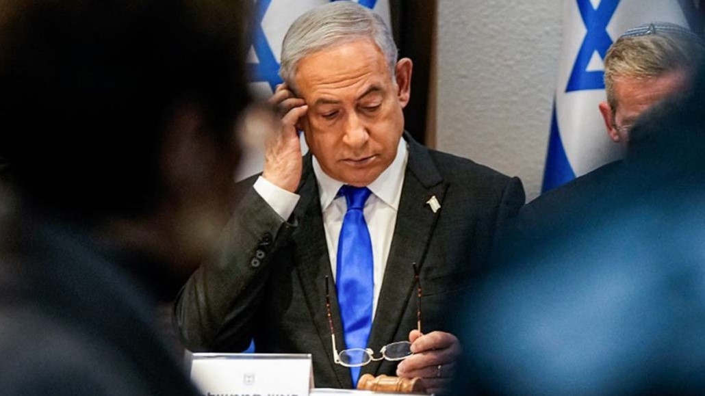 رئيس الوزراء الإسرائيلي بنيامين نتنياهو يترأس اجتماعًا لمجلس الوزراء في قاعدة كيريا العسكرية، التي تضم وزارة الدفاع الإسرائيلية، في تل أبيب، 24 ديسمبر 2023