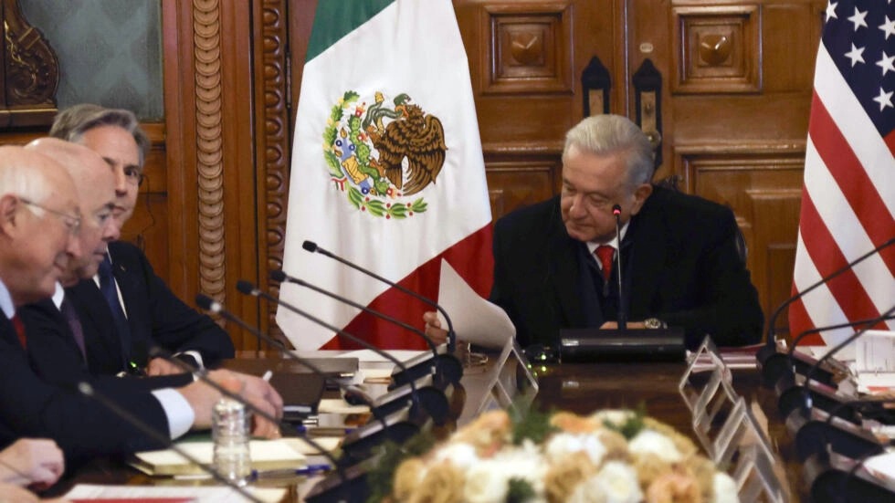 الرئيس المكسيكي أندريس مانويل لوبيز أوبرادور (وسط) خلال لقائه وزير الخارجية الأميركي أنتوني بلينكن والوفد المرافق في 27 كانون الأول/ديسمبر 2023