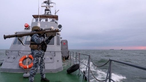 جندي أوكراني يحمل سلاح ستينغر المضاد للطائرات المحمول أثناء مسح أهداف محتملة في الجزء الشمالي الغربي من البحر الأسود