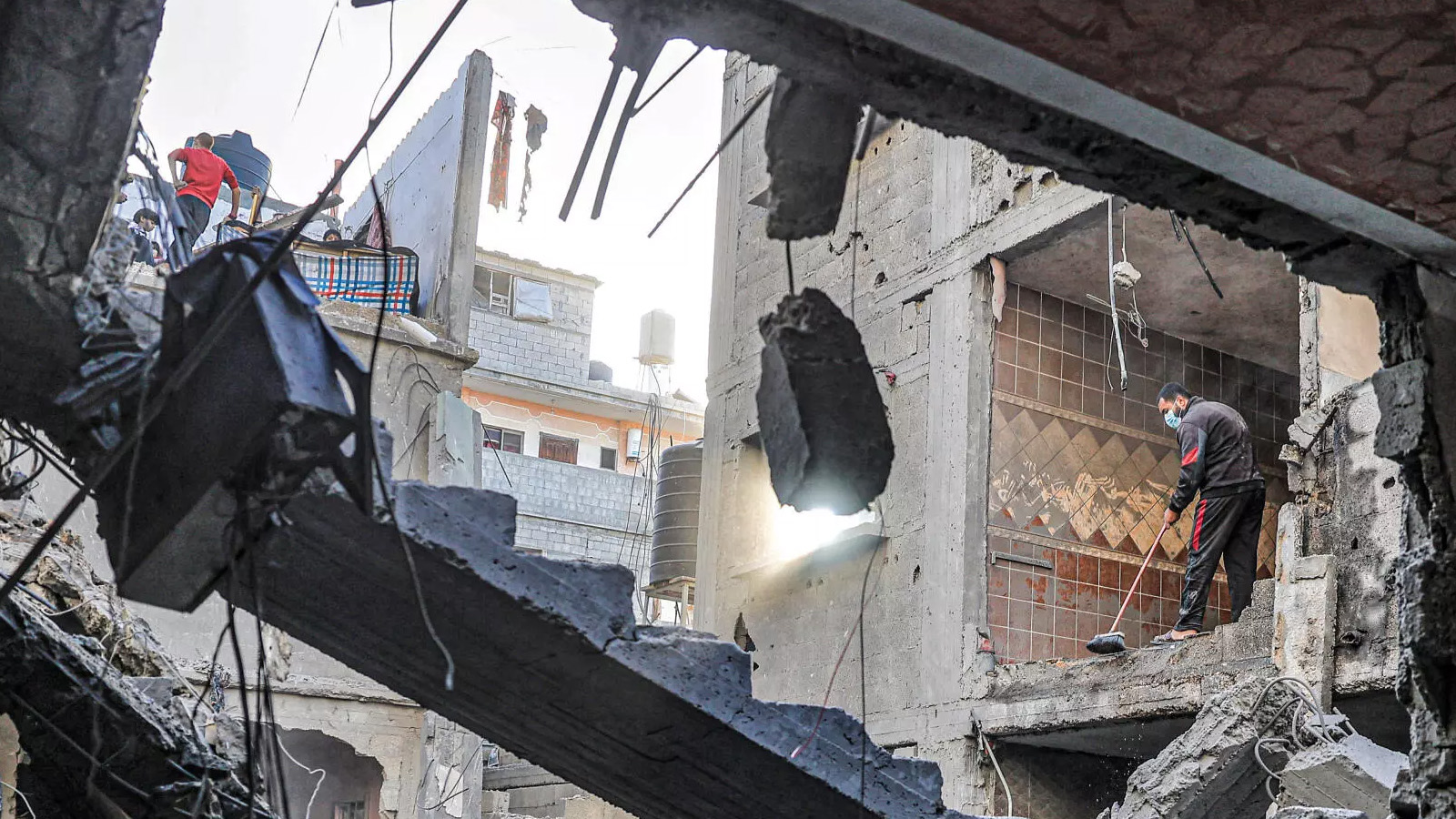 القصف الإسرائيلي على غزة يستمر بالتزامن مع المبادرة المصرية