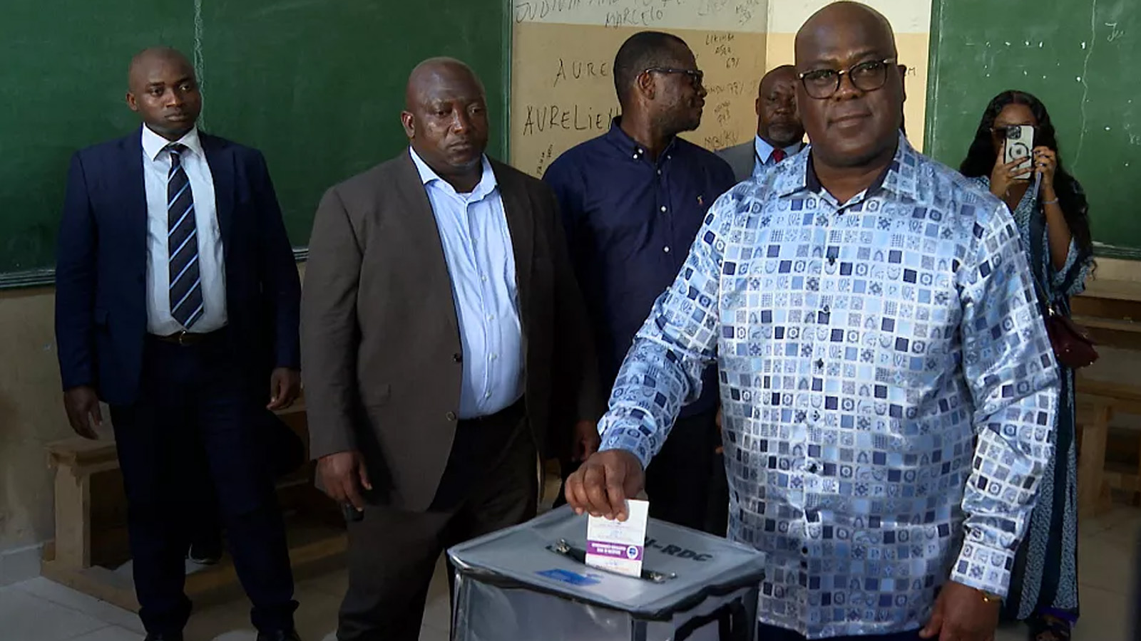 الرئيس الحالي لجمهورية الكونغو الديمقراطية فيليكس تشيسيكيدي يدلي بصوته في مركز اقتراع سانت جورج كيتامبو في كينشاسا