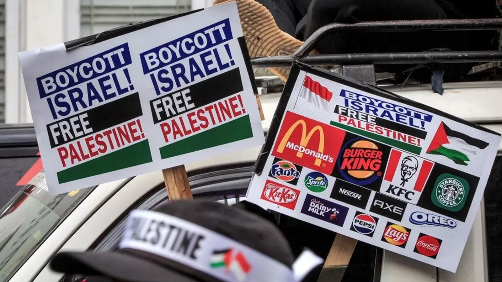 متظاهرون يحملون لافتات تطالب بمقاطعة المنتجات والشركات المؤيدة لإسرائيل خلال مظاهرة لإظهار تضامنهم مع الشعب الفلسطيني في يوجياكارتا. 11 نوفمبر(تشرين الثاني) 2023