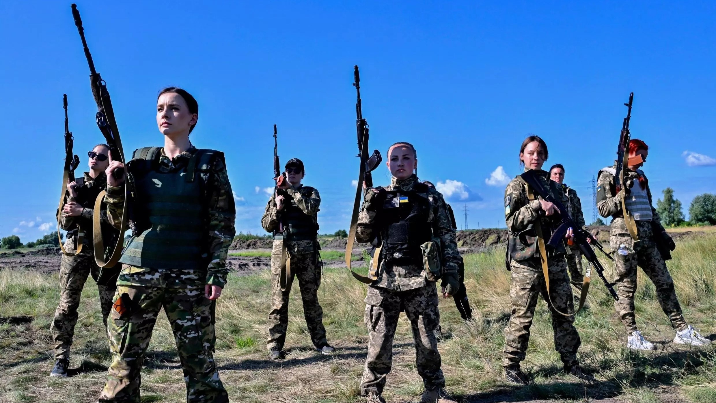 مجندات أوكرانيات قبل توجههن إلى الخطوط الأمامية بمواجهة القوات الروسية