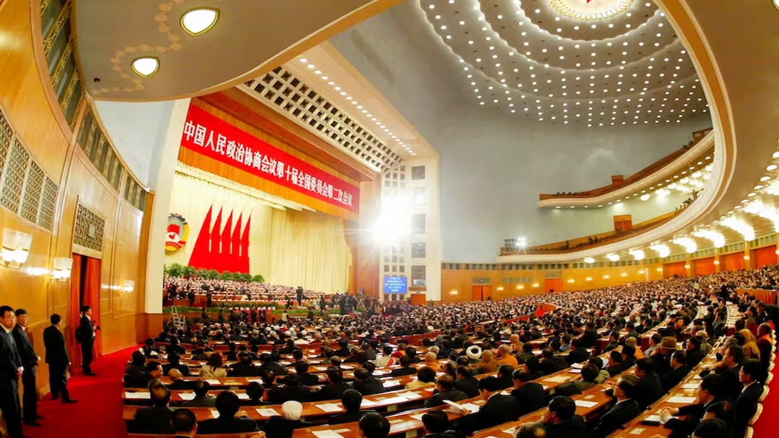 مسؤولو الحزب الشيوعي في قاعة الشعب الكبرى، في احتفال تنصيب القيادة الجديدة